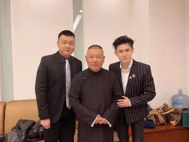 德雲社關九海清晨發文,官宣與張霄白裂穴,評論區留言令人心酸