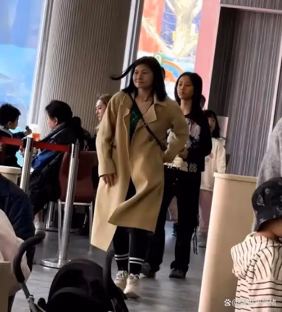 偶遇賈乃亮父女歡樂谷遊玩!同行女子身份引猜測,11歲甜馨像巨