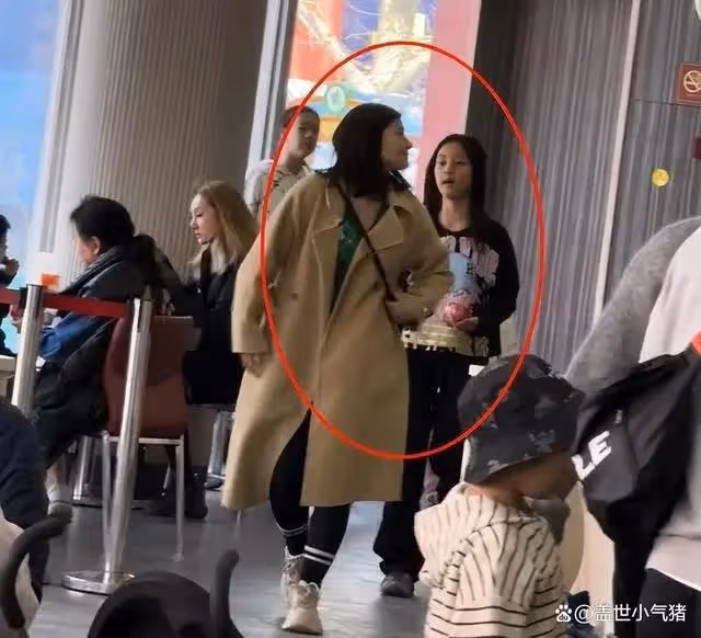 偶遇賈乃亮父女歡樂谷遊玩!同行女子身份引猜測,11歲甜馨像巨