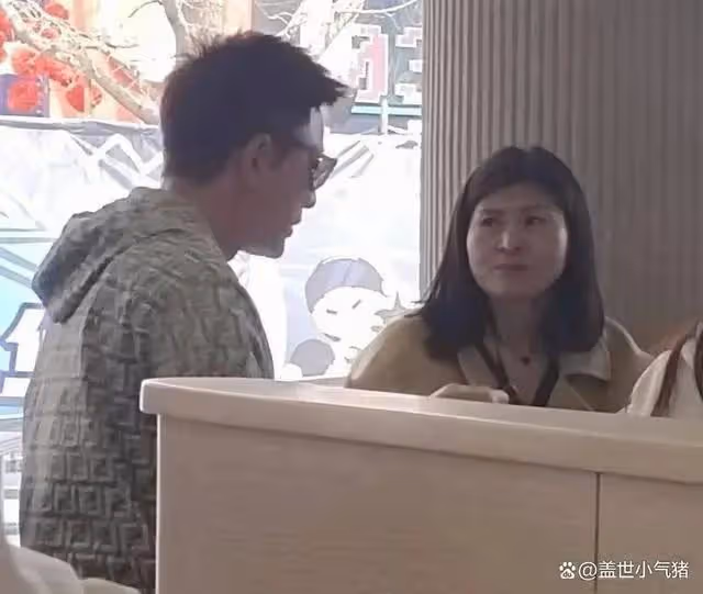 偶遇賈乃亮父女歡樂谷遊玩!同行女子身份引猜測,11歲甜馨像巨
