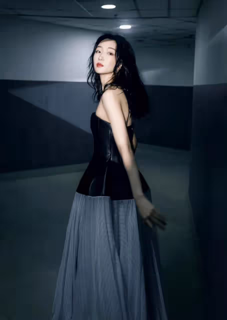 當32歲周冬雨撞衫36歲劉亦菲,終於明白氣質在顏值面前不值一提
