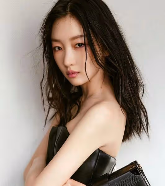 當32歲周冬雨撞衫36歲劉亦菲,終於明白氣質在顏值面前不值一提