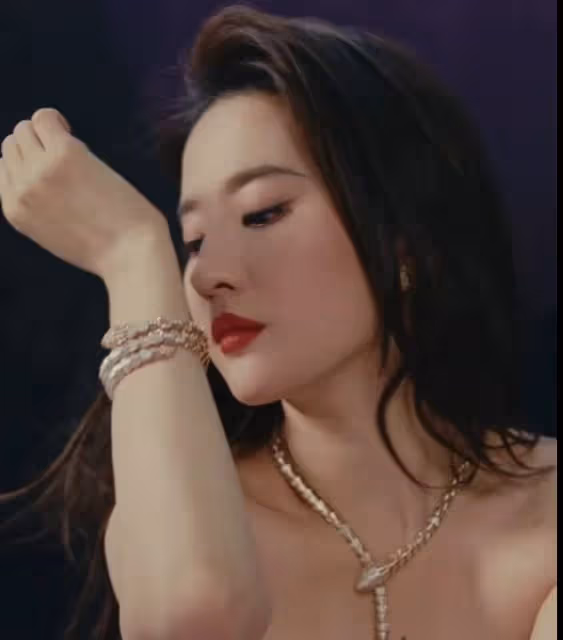當32歲周冬雨撞衫36歲劉亦菲,終於明白氣質在顏值面前不值一提