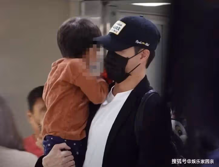 江宏傑機場接兒子回家!愛醬見弟弟後大笑,江宏傑抱著兒子不鬆手