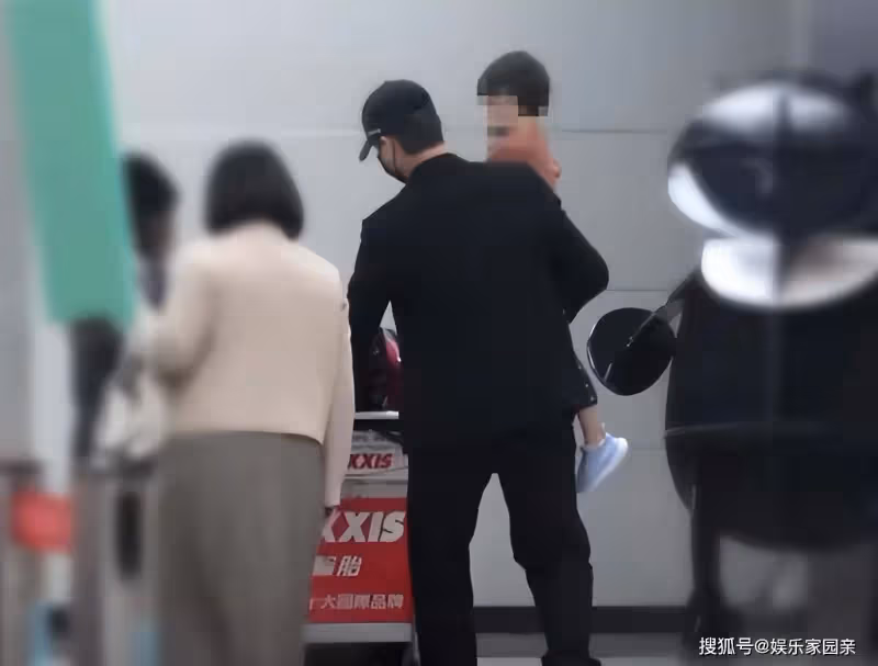 江宏傑機場接兒子回家!愛醬見弟弟後大笑,江宏傑抱著兒子不鬆手