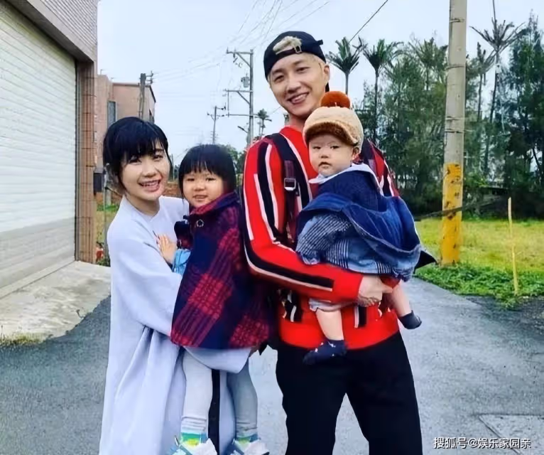 江宏傑機場接兒子回家!愛醬見弟弟後大笑,江宏傑抱著兒子不鬆手
