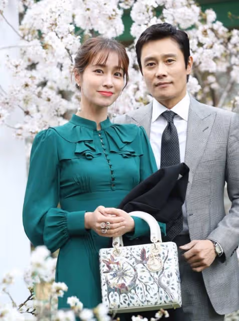 韓國知名演員夫妻，在女兒百天前，去著名寺廟春遊，為家人祈福