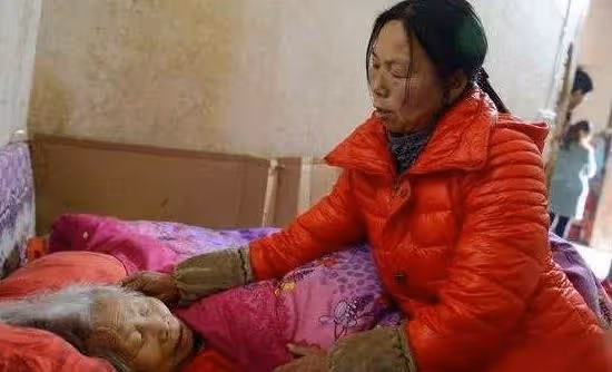我月入八千 妯娌生雙胞胎滿月時我隨禮一萬 聽到婆媳對話我淚目
