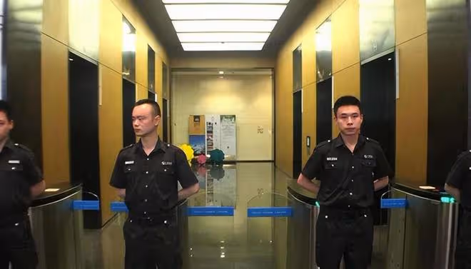 年後回公司上班，大門緊閉裡面東西已被搬空，打電話給老闆沒人接