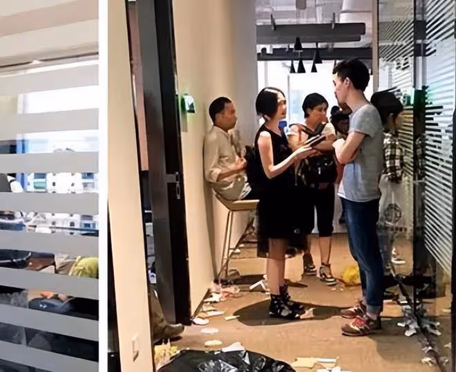 年後回公司上班，大門緊閉裡面東西已被搬空，打電話給老闆沒人接