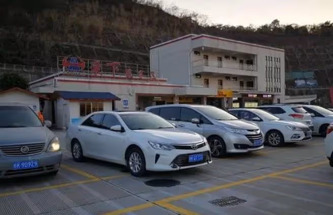 開車送女同事回老家，連頓飯都不請我吃，把她扔在高速上並拉黑了