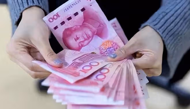 剛領了4千元年終獎，同事慫恿我要請吃飯，花5千多同事還說我小氣