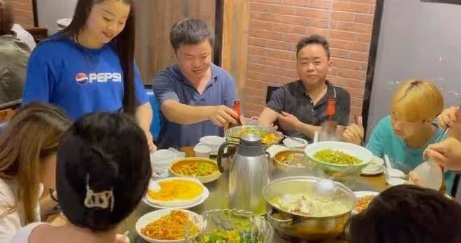 剛領了4千元年終獎，同事慫恿我要請吃飯，花5千多同事還說我小氣