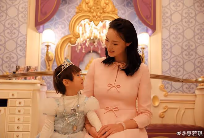 惠若琪帶家人出遊，女兒小年糕露正臉像媽媽，祖孫仨高個子搶鏡