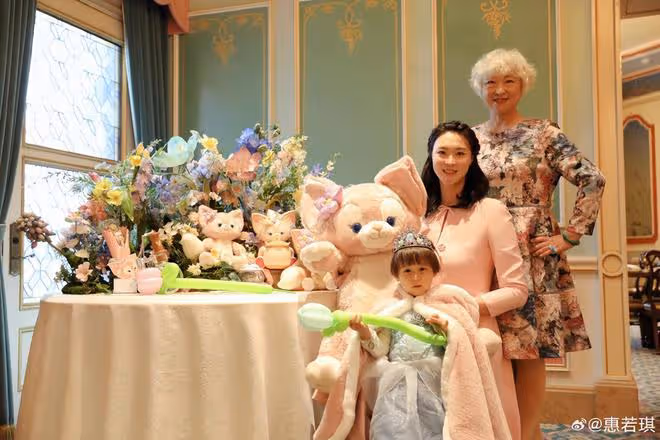 惠若琪帶家人出遊，女兒小年糕露正臉像媽媽，祖孫仨高個子搶鏡