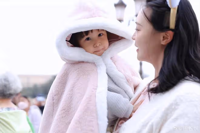 惠若琪帶家人出遊，女兒小年糕露正臉像媽媽，祖孫仨高個子搶鏡