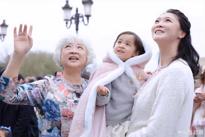 惠若琪帶家人出遊，女兒小年糕露正臉像媽媽，祖孫仨高個子搶鏡