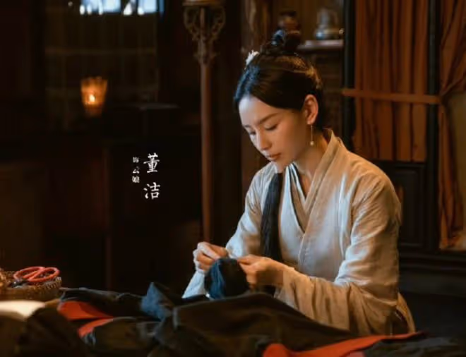 44歲董潔被全網誇讚，這一次，她要感謝趙麗穎！