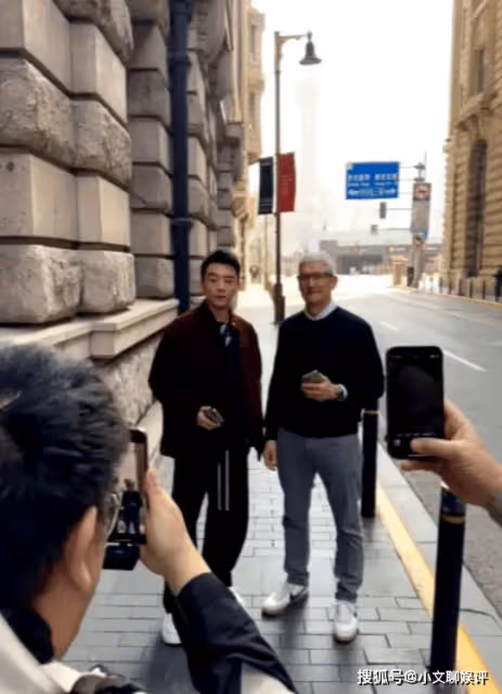 鄭愷為蘋果手機做宣傳,與蘋果CEO庫克散步吃飯,跨界合作引熱議