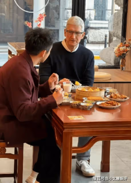 鄭愷為蘋果手機做宣傳,與蘋果CEO庫克散步吃飯,跨界合作引熱議
