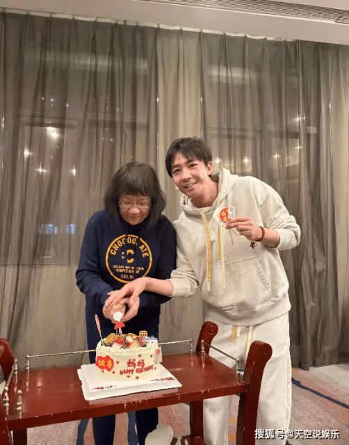 俞灝明凌晨發文為媽媽慶生,送一大束粉康乃馨搶鏡,媽媽樂開了花