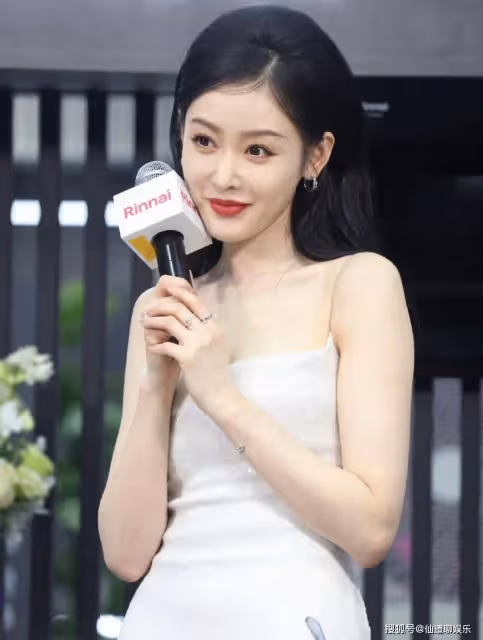 又被張天愛驚艷了!「葫蘆」身材前凸後翹,後背露出一塊白到發光