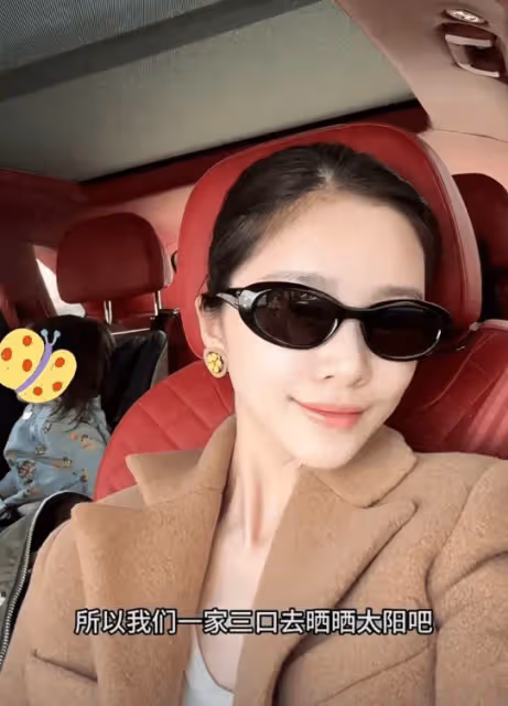 王燦一家逛奧萊,小蛋餃坐嬰兒車很乖巧,杜淳彎腰哄孩子父愛滿滿