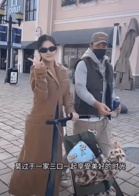 王燦一家逛奧萊,小蛋餃坐嬰兒車很乖巧,杜淳彎腰哄孩子父愛滿滿