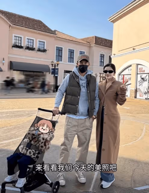 王燦一家逛奧萊,小蛋餃坐嬰兒車很乖巧,杜淳彎腰哄孩子父愛滿滿