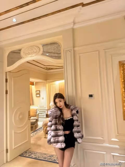 178cm 極品尤物時尚穿搭:灰色奢華皮草外套 盡顯高貴氣質