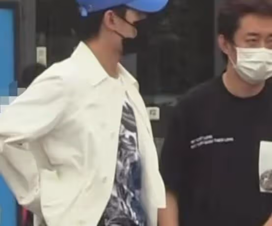 楊洋拄拐杖到醫院就診，舊傷復發手術康復期，賈士凱陪同引爭議