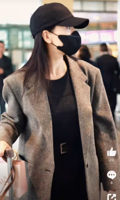 高圓圓趙又廷機場告別,互相約定打電話,不是有人拍兩人就親上了