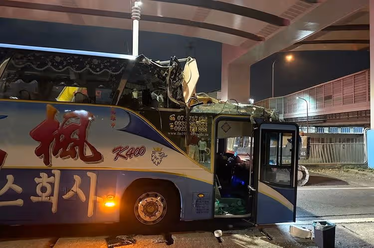 遊覽車猛撞涵洞「車頭削一半」　疑因司機路不熟還眼花！釀1死14傷