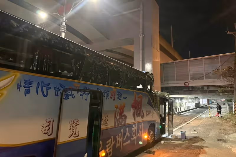 遊覽車猛撞涵洞「車頭削一半」　疑因司機路不熟還眼花！釀1死14傷