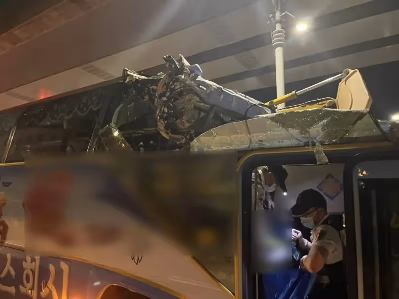 遊覽車猛撞涵洞「車頭削一半」　疑因司機路不熟還眼花！釀1死14傷