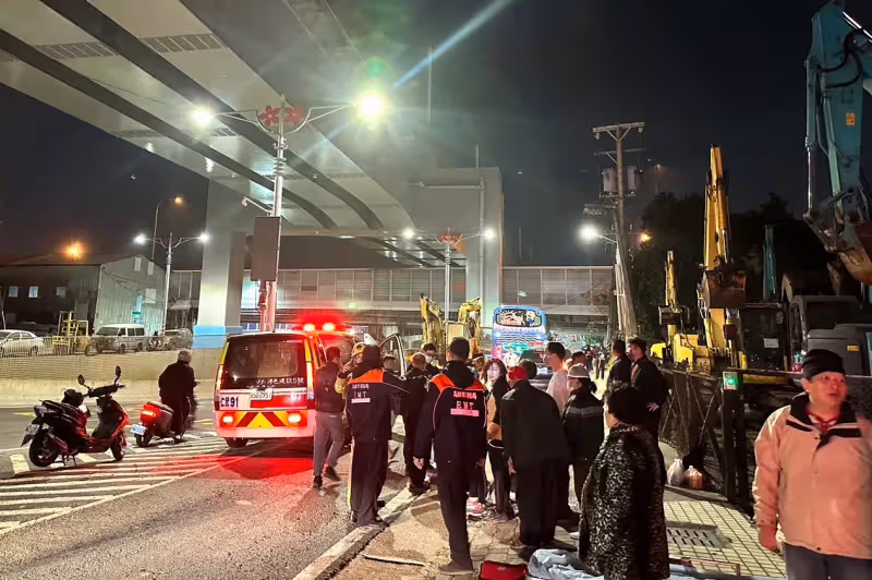 遊覽車猛撞涵洞「車頭削一半」　疑因司機路不熟還眼花！釀1死14傷