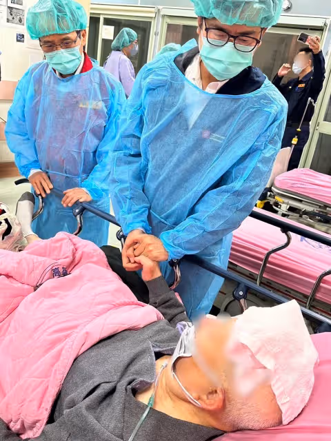 遊覽車猛撞涵洞「車頭削一半」　疑因司機路不熟還眼花！釀1死14傷