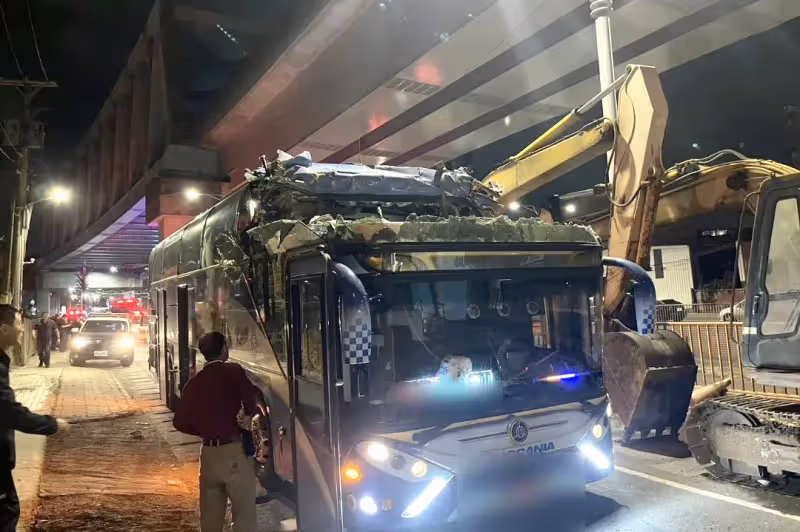 遊覽車猛撞涵洞「車頭削一半」　疑因司機路不熟還眼花！釀1死14傷