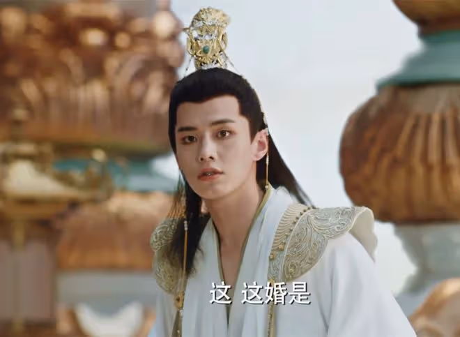 《與鳳行》沈璃是妖獸王之女,墨方身份更尊貴,是魔尊六冥之子?
