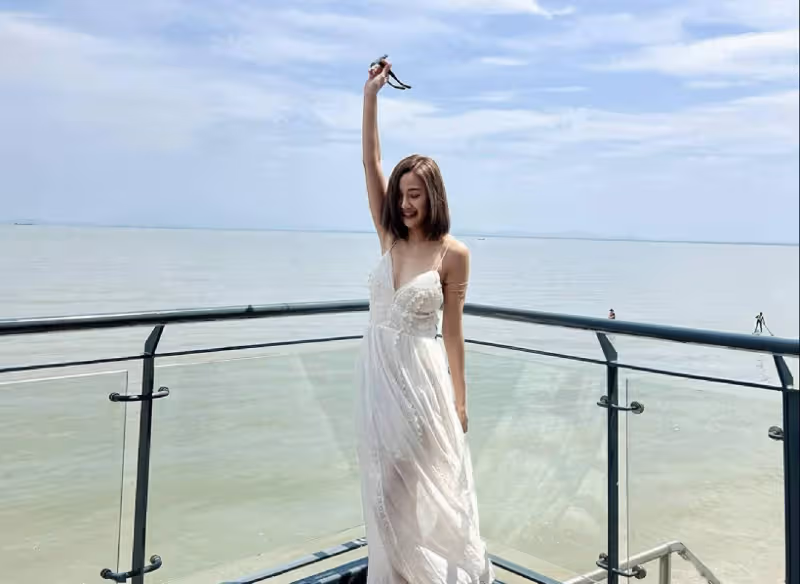 香港女星朱智賢瘦到見骨,穿弔帶裙疑真空上陣,出軌人夫事業盡毀