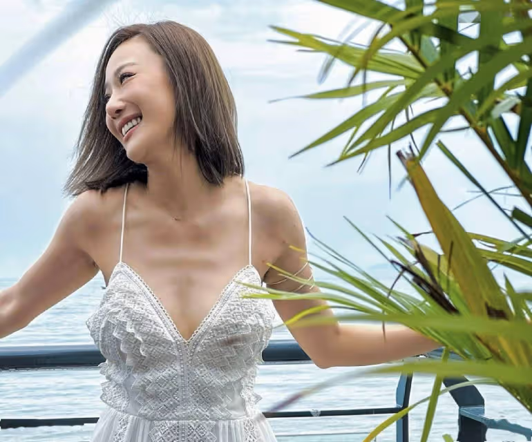 香港女星朱智賢瘦到見骨,穿弔帶裙疑真空上陣,出軌人夫事業盡毀