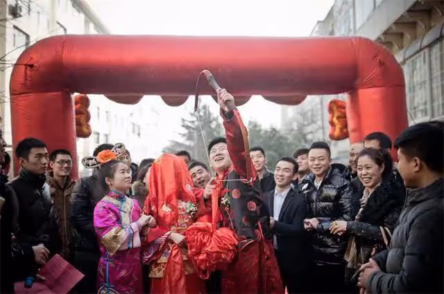 給不出6萬開門錢新郎半道折回,新娘追出大門:你真的不娶了