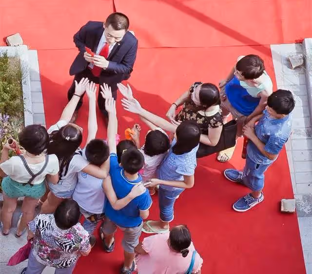 給不出6萬開門錢新郎半道折回,新娘追出大門:你真的不娶了