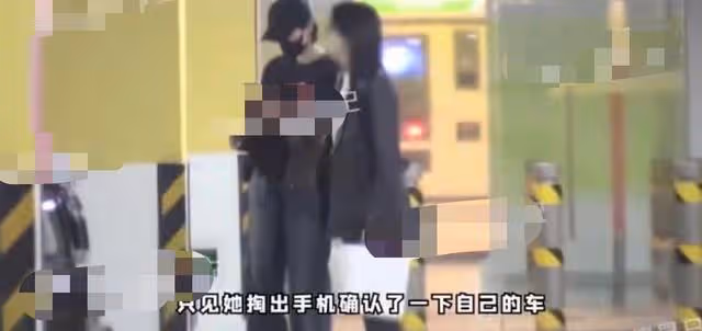 楊冪張小斐聚餐,餐後挽手出門,大學同宿舍的友情讓人羨慕