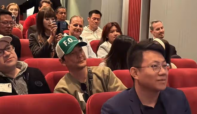 賈玲現身好萊塢片場，穿風衣又美又氣質，吳彥祖周迅前夫到場支持