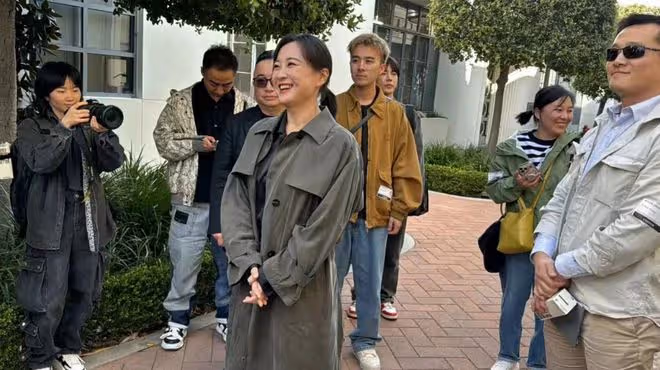 賈玲現身好萊塢片場，穿風衣又美又氣質，吳彥祖周迅前夫到場支持