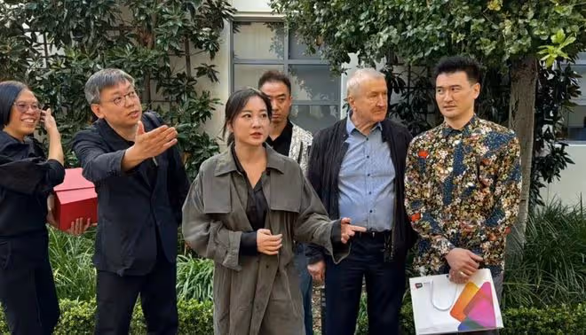 賈玲現身好萊塢片場,穿風衣又美又氣質,吳彥祖周迅前夫到場支持