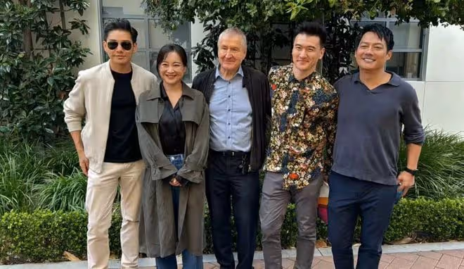 賈玲現身好萊塢片場,穿風衣又美又氣質,吳彥祖周迅前夫到場支持
