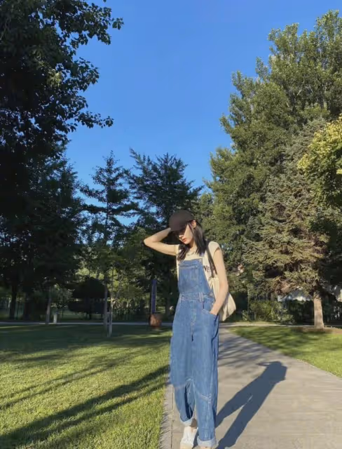 30+的迪麗熱巴少女感不減,穿背帶褲好似文藝大學生,甜度爆棚