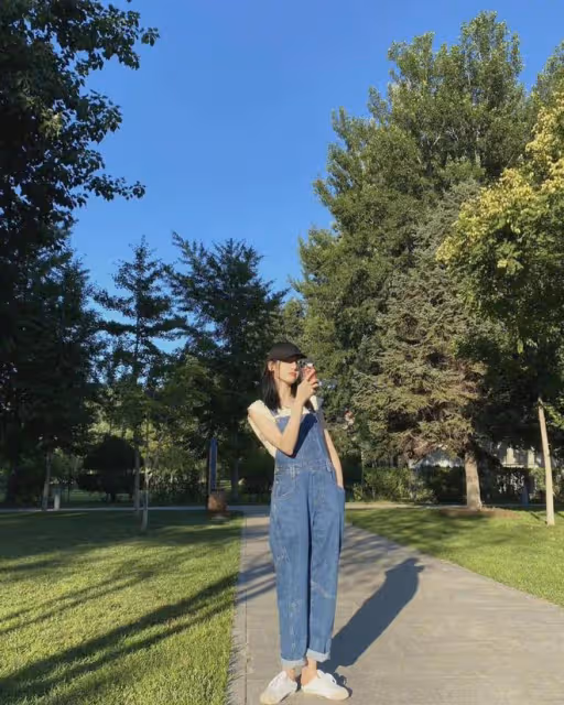 30+的迪麗熱巴少女感不減,穿背帶褲好似文藝大學生,甜度爆棚